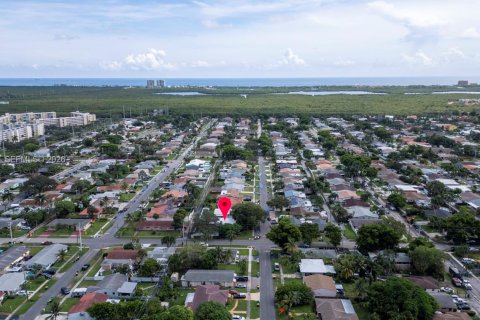 House in Dania Beach, Florida 3 bedrooms, 142.05 sq.m. № 2069126 - photo 20