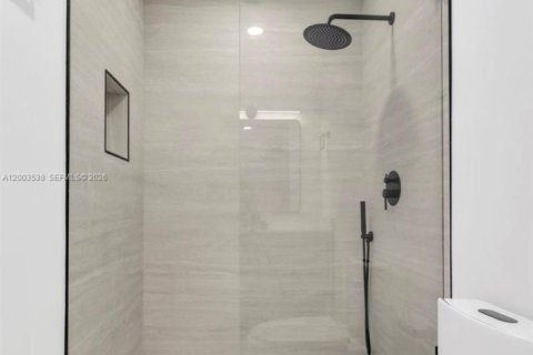 House in Dania Beach, Florida 3 bedrooms, 142.05 sq.m. № 2069126 - photo 9