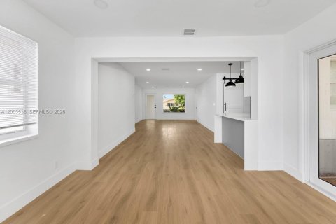 House in Dania Beach, Florida 3 bedrooms, 142.05 sq.m. № 2069126 - photo 10