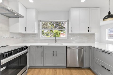 House in Dania Beach, Florida 3 bedrooms, 142.05 sq.m. № 2069126 - photo 2