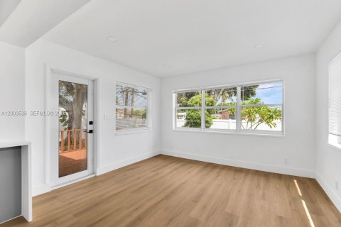 House in Dania Beach, Florida 3 bedrooms, 142.05 sq.m. № 2069126 - photo 4