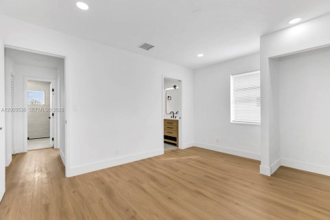 House in Dania Beach, Florida 3 bedrooms, 142.05 sq.m. № 2069126 - photo 13