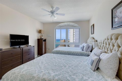 Copropriété à louer à Hallandale Beach, Floride: 2 chambres, 111.48 m2 № 1868464 - photo 11