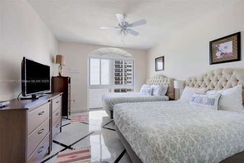 Copropriété à louer à Hallandale Beach, Floride: 2 chambres, 111.48 m2 № 1868464 - photo 13