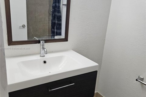 Condo in North Miami, Florida, 2 bedrooms  № 1874566 - photo 24