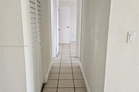 Condo in North Miami, Florida, 2 bedrooms  № 1874566 - photo 15