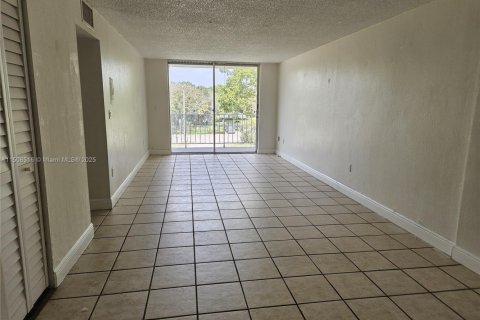Condo in North Miami, Florida, 2 bedrooms  № 1874566 - photo 12