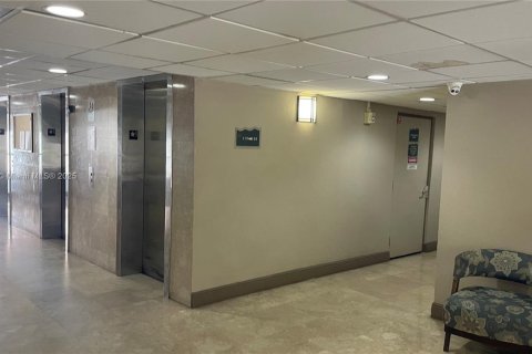 Condo in North Miami, Florida, 2 bedrooms  № 1874566 - photo 3