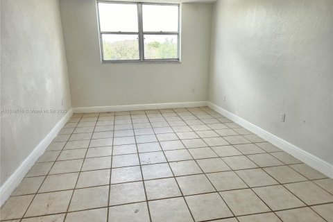 Condo in North Miami, Florida, 2 bedrooms  № 1874566 - photo 16