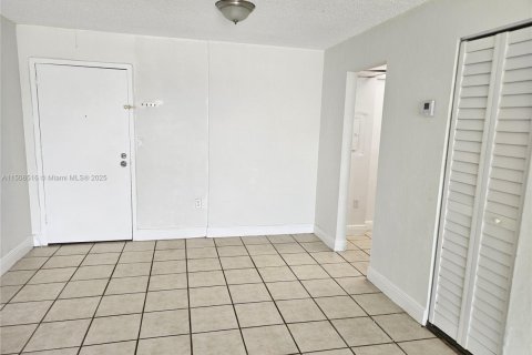 Condo in North Miami, Florida, 2 bedrooms  № 1874566 - photo 11