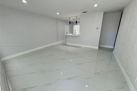 House in Pompano Beach, Florida 3 bedrooms, 82.96 sq.m. № 1830310 - photo 4