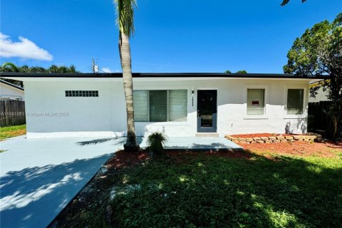 House in Pompano Beach, Florida 3 bedrooms, 82.96 sq.m. № 1830310 - photo 2
