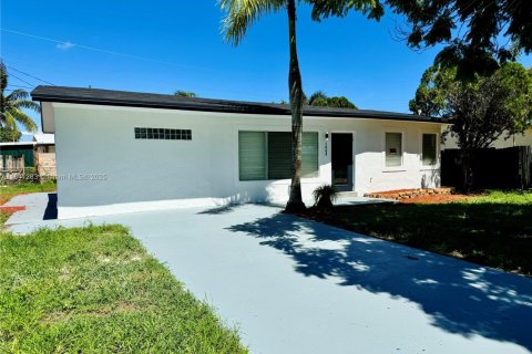House in Pompano Beach, Florida 3 bedrooms, 82.96 sq.m. № 1830310 - photo 1