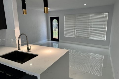 House in Pompano Beach, Florida 3 bedrooms, 82.96 sq.m. № 1830310 - photo 7