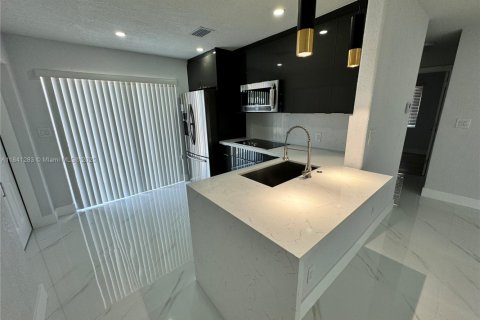 House in Pompano Beach, Florida 3 bedrooms, 82.96 sq.m. № 1830310 - photo 6