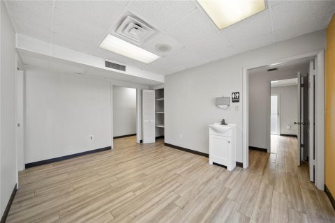 Commercial property in Tarpon Springs, Florida 198.07 sq.m. № 1849916 - photo 6