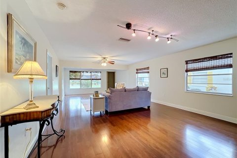 House in Bradenton, Florida 2 bedrooms, 130.9 sq.m. № 2223175 - photo 24