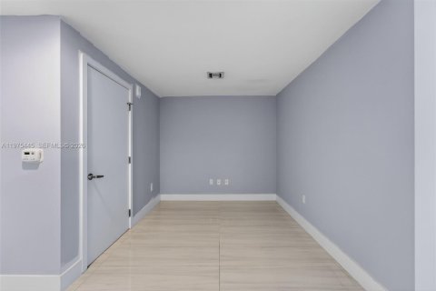 Copropriété à vendre à North Miami Beach, Floride: 1 chambre, 87.05 m2 № 2042121 - photo 21