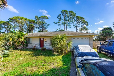 House in Edgewater, Florida 3 bedrooms, 112.88 sq.m. № 1525363 - photo 1