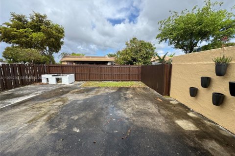 House in Miami Gardens, Florida 3 bedrooms, 92.81 sq.m. № 2058485 - photo 13