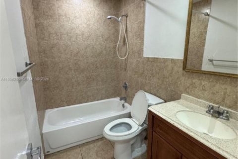 House in Miami Gardens, Florida 3 bedrooms, 92.81 sq.m. № 2058485 - photo 6