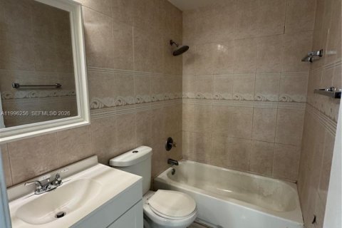 House in Miami Gardens, Florida 3 bedrooms, 92.81 sq.m. № 2058485 - photo 9