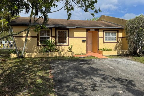House in Miami Gardens, Florida 3 bedrooms, 92.81 sq.m. № 2058485