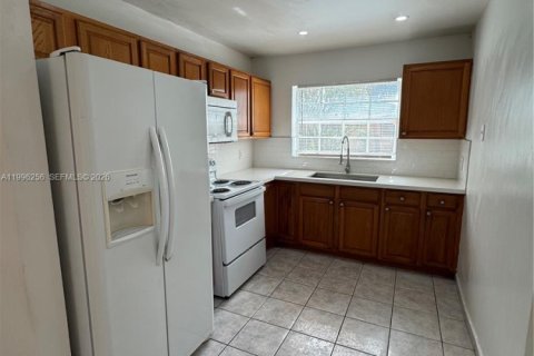 House in Miami Gardens, Florida 3 bedrooms, 92.81 sq.m. № 2058485 - photo 3