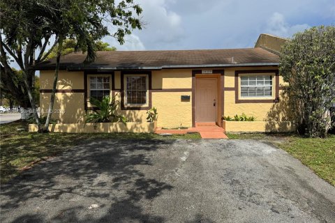 House in Miami Gardens, Florida 3 bedrooms, 92.81 sq.m. № 2058485 - photo 14