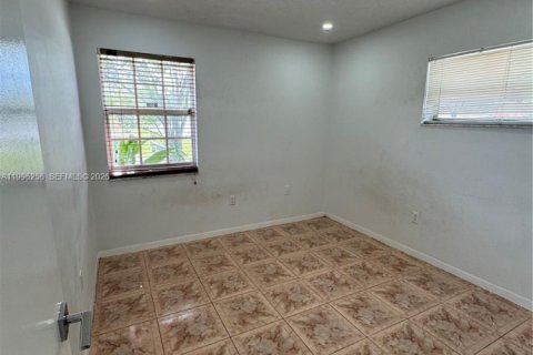 House in Miami Gardens, Florida 3 bedrooms, 92.81 sq.m. № 2058485 - photo 5