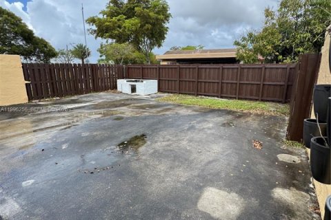 House in Miami Gardens, Florida 3 bedrooms, 92.81 sq.m. № 2058485 - photo 12