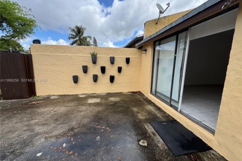 House in Miami Gardens, Florida 3 bedrooms, 92.81 sq.m. № 2058485 - photo 11