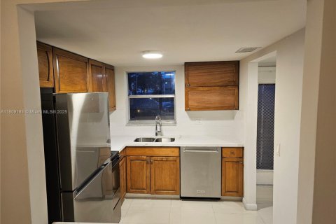 Condo in Margate, Florida, 1 bedroom № 1936282 - photo 16