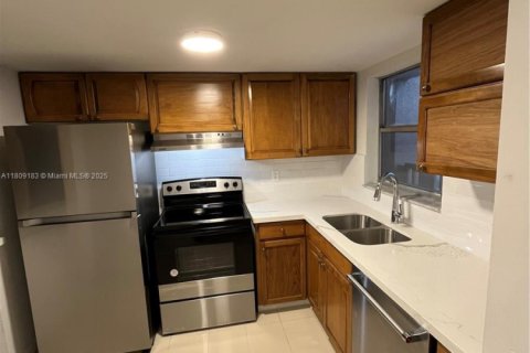 Condo in Margate, Florida, 1 bedroom № 1936282 - photo 12