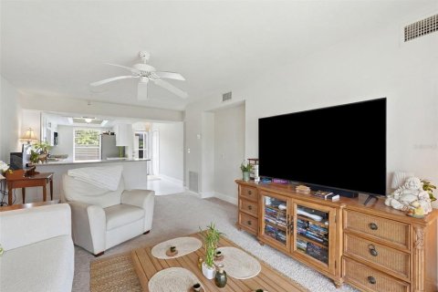 Condo in Fort Myers, Florida, 2 bedrooms  № 2222454 - photo 13