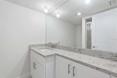Condo in Fort Myers, Florida, 2 bedrooms  № 2222454 - photo 24