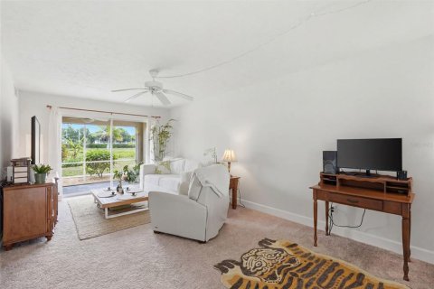Condo in Fort Myers, Florida, 2 bedrooms  № 2222454 - photo 11