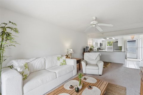 Condo in Fort Myers, Florida, 2 bedrooms  № 2222454 - photo 3