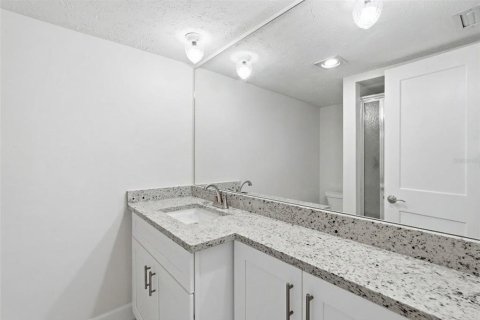 Condo in Fort Myers, Florida, 2 bedrooms  № 2222454 - photo 23