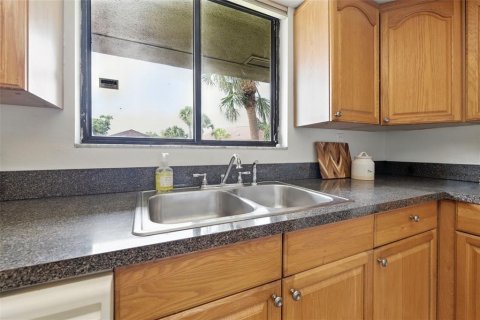 Condo in Saint Petersburg, Florida, 3 bedrooms  № 1912156 - photo 9