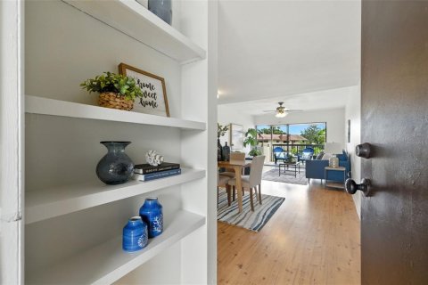 Condo in Saint Petersburg, Florida, 3 bedrooms  № 1912156 - photo 2