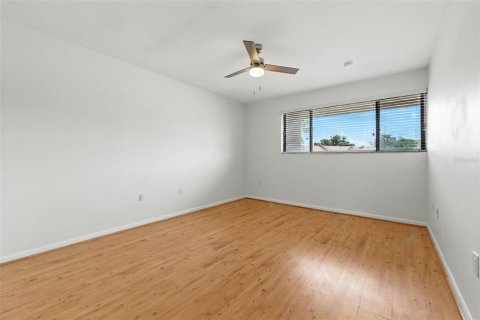 Condo in Saint Petersburg, Florida, 3 bedrooms  № 1912156 - photo 13