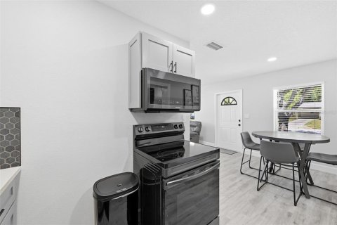 Villa ou maison à vendre à Tampa, Floride: 4 chambres, 150.41 m2 № 2322542 - photo 18