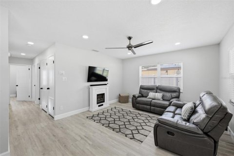 Villa ou maison à vendre à Tampa, Floride: 4 chambres, 150.41 m2 № 2322542 - photo 10