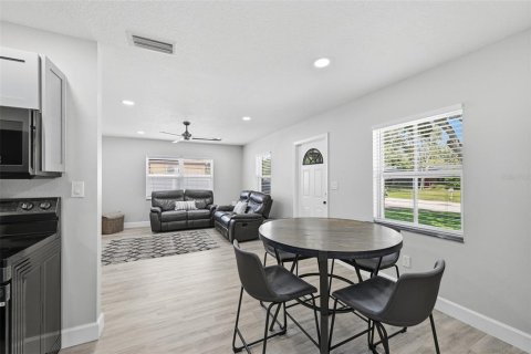 Villa ou maison à vendre à Tampa, Floride: 4 chambres, 150.41 m2 № 2322542 - photo 9