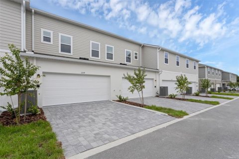 Townhouse in Apopka, Florida 3 bedrooms, 137.12 sq.m. № 2218355 - photo 2
