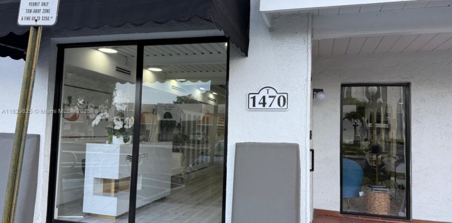 Commercial property in Sweetwater, Florida № 1802812
