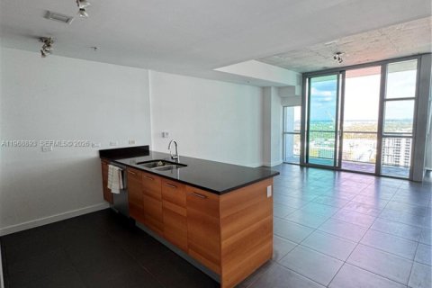 Condominio en alquiler en Miami, Florida, 60.85 m2 № 2031807 - foto 2