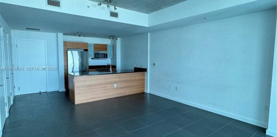 Estudio en el Condominio en Miami, Florida  № 2031807