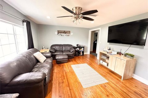 House in Clearwater, Florida 4 bedrooms, 186.18 sq.m. № 1771390 - photo 2